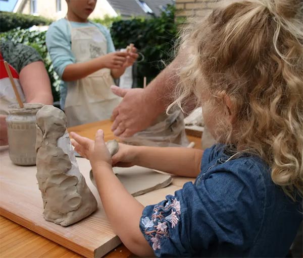 Kinder töpfern unter Anleitung von Gundula und Karsten Radke